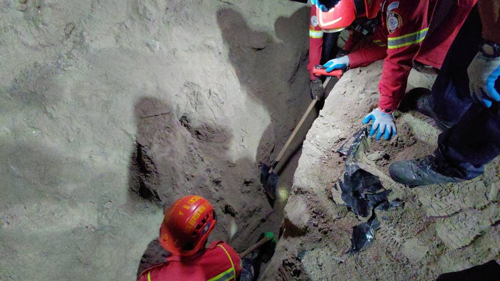 Continúan labores de búsqueda por derrumbe en zona 14 | Bomberos Municipales.