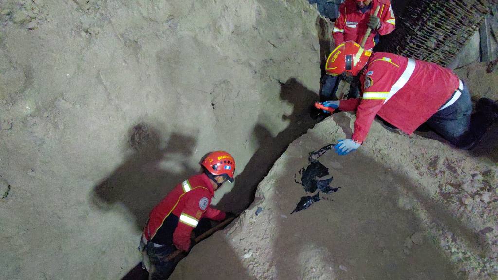 Continúan labores de búsqueda por derrumbe en zona 14 | Bomberos Municipales.