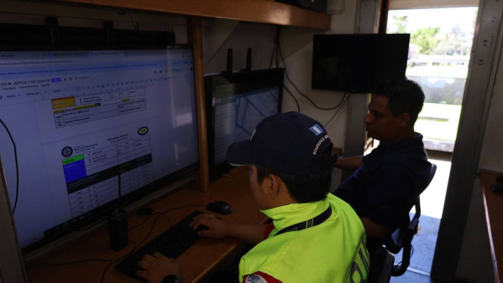 Continúan labores de búsqueda por derrumbe en zona 14 | Bomberos Municipales.