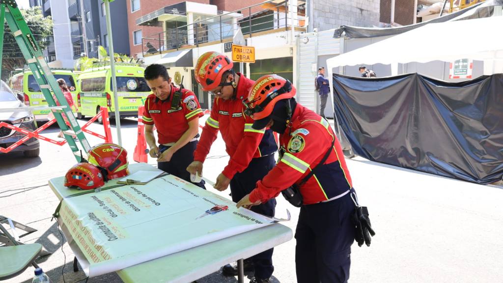Continúan labores de búsqueda por derrumbe en zona 14 | Bomberos Municipales.