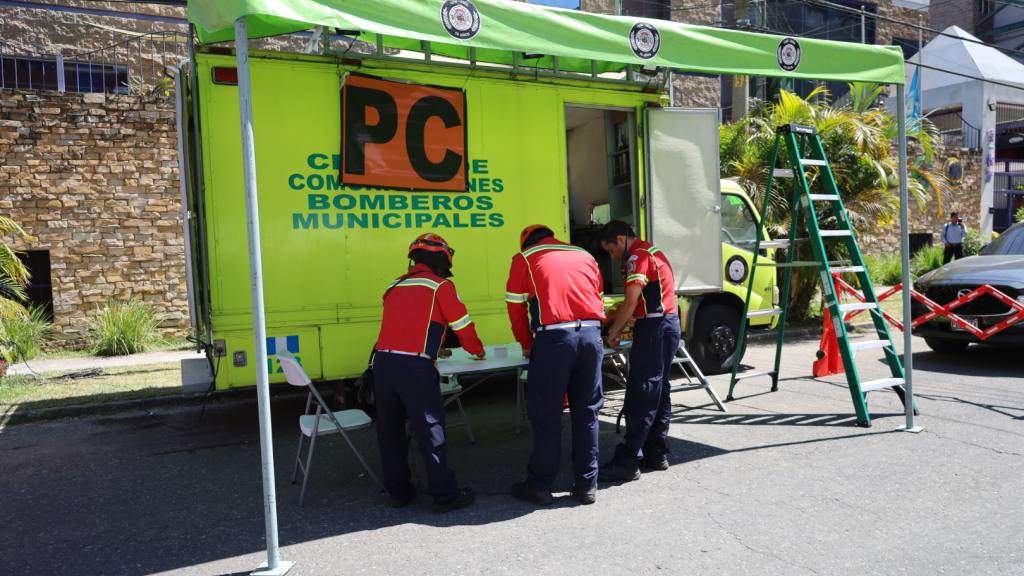 Continúan labores de búsqueda por derrumbe en zona 14 | Bomberos Municipales.