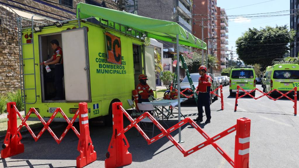 Continúan labores de búsqueda por derrumbe en zona 14 | Bomberos Municipales.