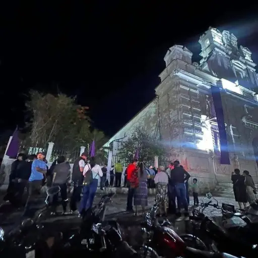Cuerpos de rescate y miembros del Ejército trabajaron varias horas para rescatar al sacristán. ,Redes sociales.