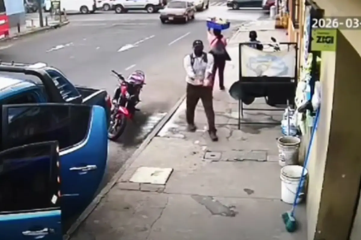 En la imagen, uno de los implicados recibe las llaves, luego de que se las lanzara un cómplice., Captura de pantalla. 