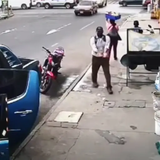 En la imagen, uno de los implicados recibe las llaves, luego de que se las lanzara un cómplice. ,Captura de pantalla. 