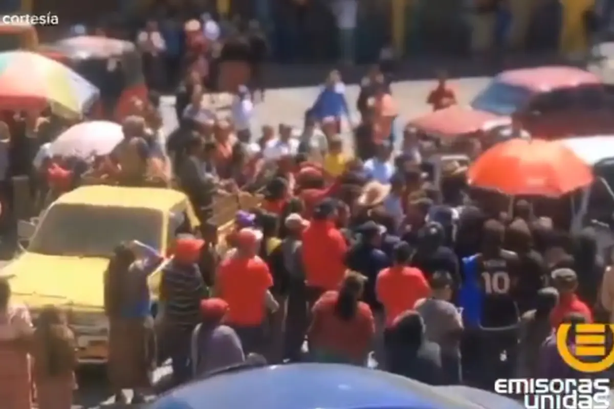 Los pobladores de San Andrés Xecul rodearon un vehículo del MCD, para reclamar por los señalamientos., Captura de pantalla. 