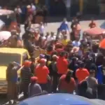 Los pobladores de San Andrés Xecul rodearon un vehículo del MCD, para reclamar por los señalamientos. ,Captura de pantalla. 