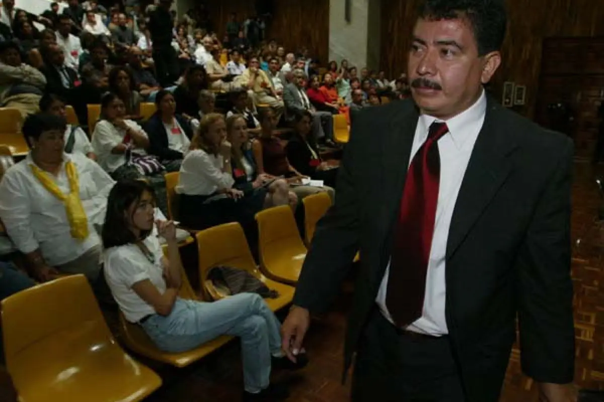 Beteta Álvarez, de pie y con corbata roja, fue encontrado fallecido en una celda de la Granja de Rehabilitación Pavón., Fundación Myrna Mack