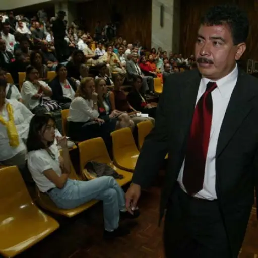 Beteta Álvarez, de pie y con corbata roja, fue encontrado fallecido en una celda de la Granja de Rehabilitación Pavón. ,Fundación Myrna Mack