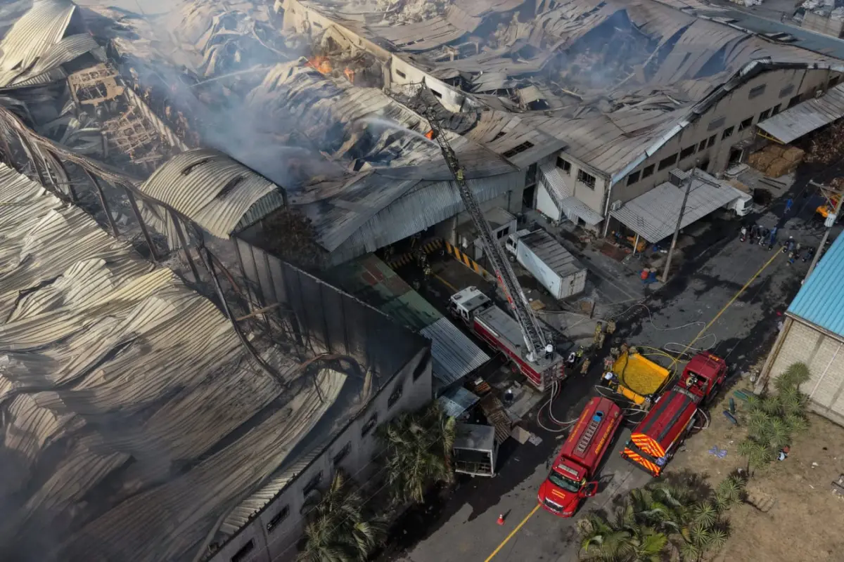 El fuego ha consumido varias bodegas ubicadas en el complejo industrial de ruta al Pacífico., Bomberos Voluntarios