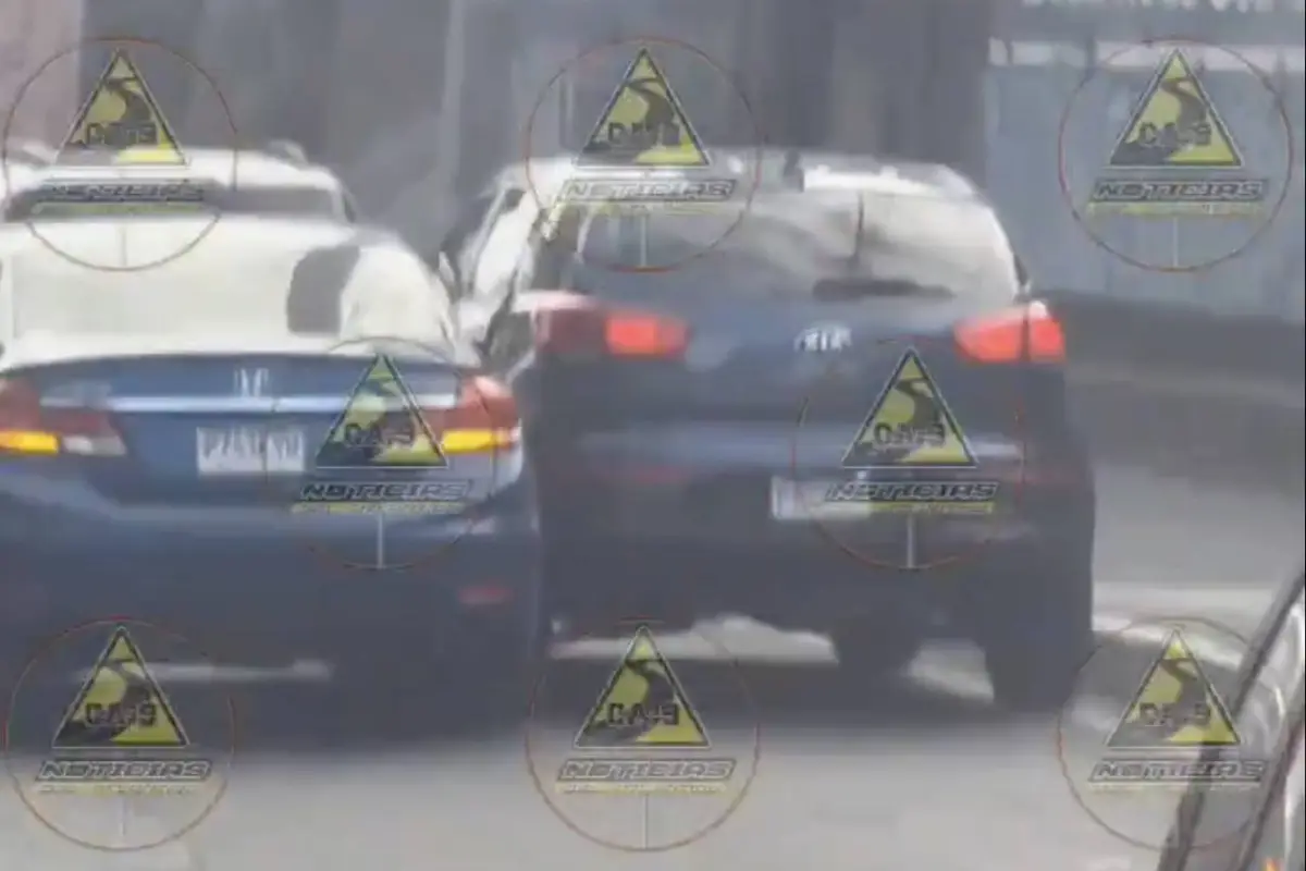 Conductor no cedió el paso y terminó chocando en el Anillo Periférico., Captura de pantalla video de X.