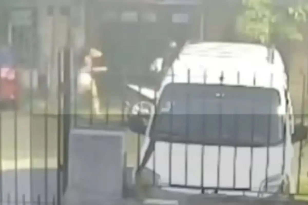 Imágenes captan a motorista disparando en medio de pelea con su pareja., Captura de pantalla video de X.