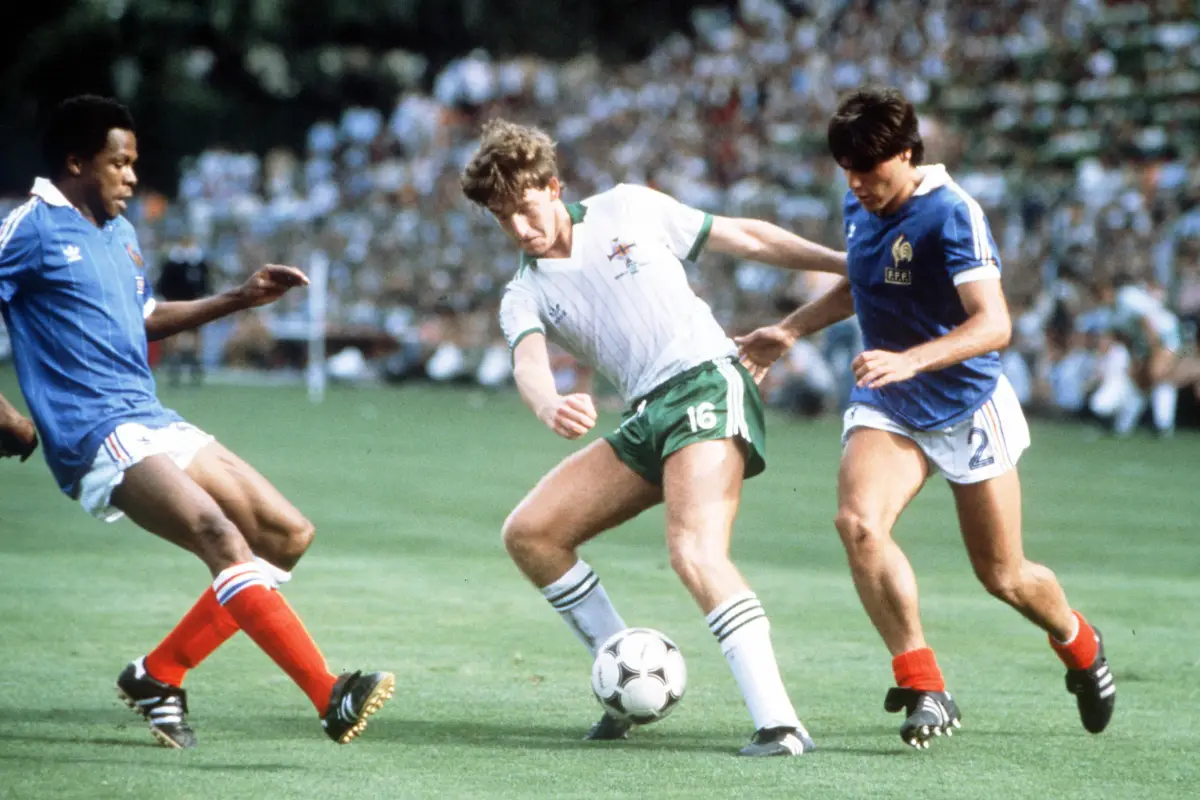 El jugador más joven en debutar en un Mundial sigue siendo Norman Whiteside, quien participó en Copa Mundial de la FIFA 1982 con Irlanda del Norte a los 17 años y 41 días - FIFA