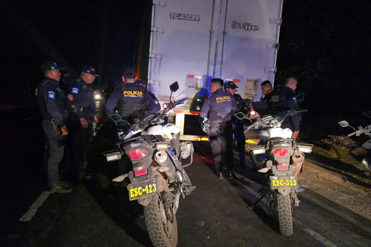 El furgón robado fue encontrado en un sector de la autopista Palín-Escuintla., PNC