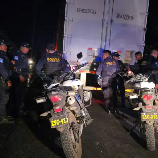 El furgón robado fue encontrado en un sector de la autopista Palín-Escuintla. ,PNC