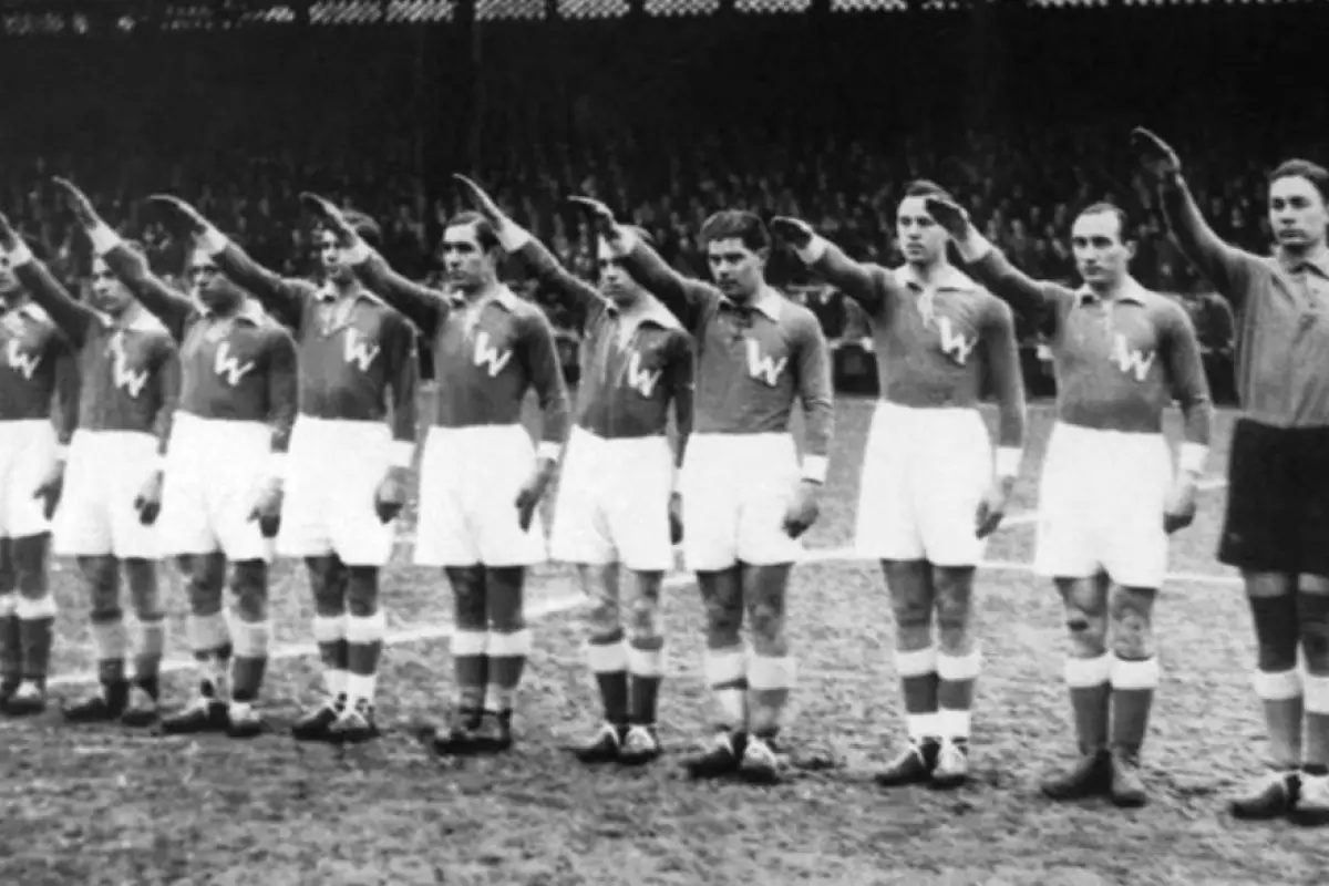 Italia haciendo el saludo nazi durante la Copa del Mundo de la FIFA 1934 