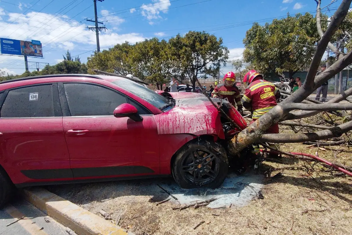 El vehículo impactó contra un árbol en la calzada Atanasio Tzul., Bomberos Municipales