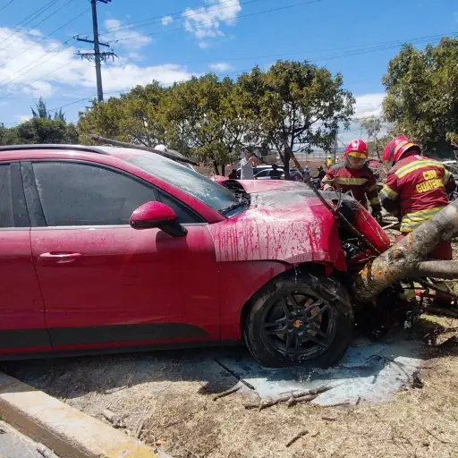 El vehículo impactó contra un árbol en la calzada Atanasio Tzul. ,Bomberos Municipales