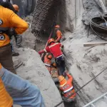 Bomberos trabajan para rescatar a los obreros.  ,Foto Bomberos Municipales