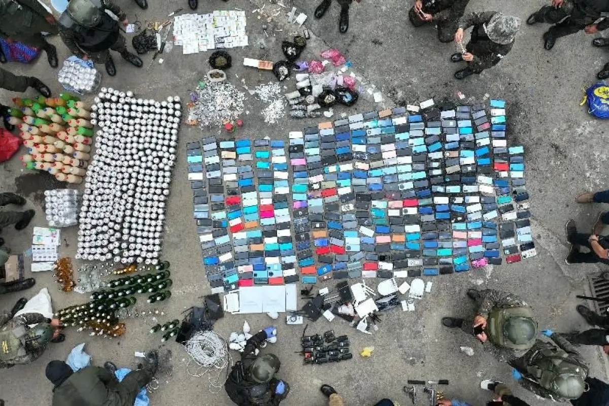 Objetos decomisados durante requisa en la Granja Modelo de Rehabilitación Penal “Pavón”., PNC