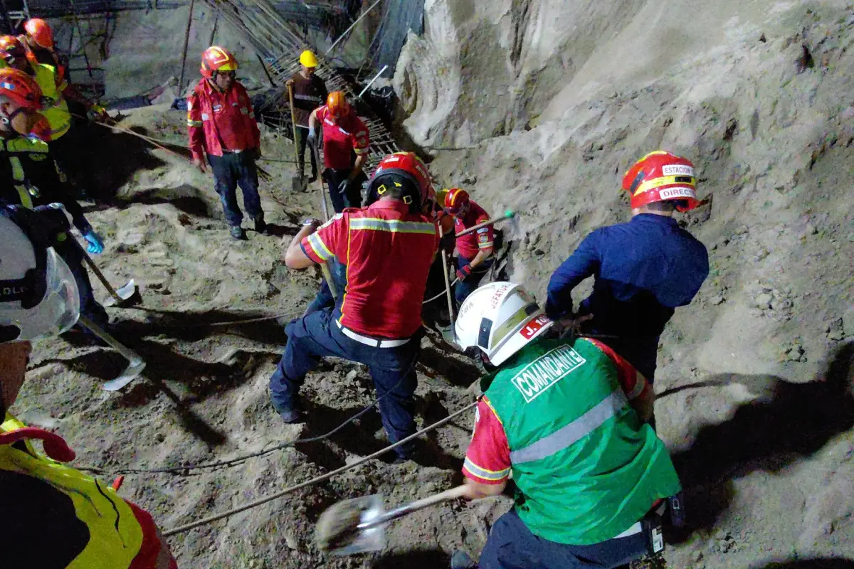 Los equipos de socorro trabajan para localizarn a las personas soterradas en una construcción en zona 14., Bomberos Municipales