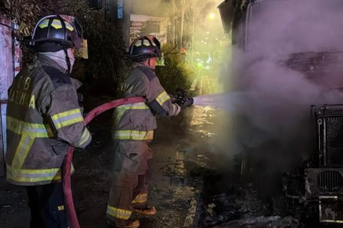 Los bomberos aplicaron más de 1 mil 800 galones de agua para apagar el incendio del tráiler en ruta al Atlántico., Bomberos Voluntarios