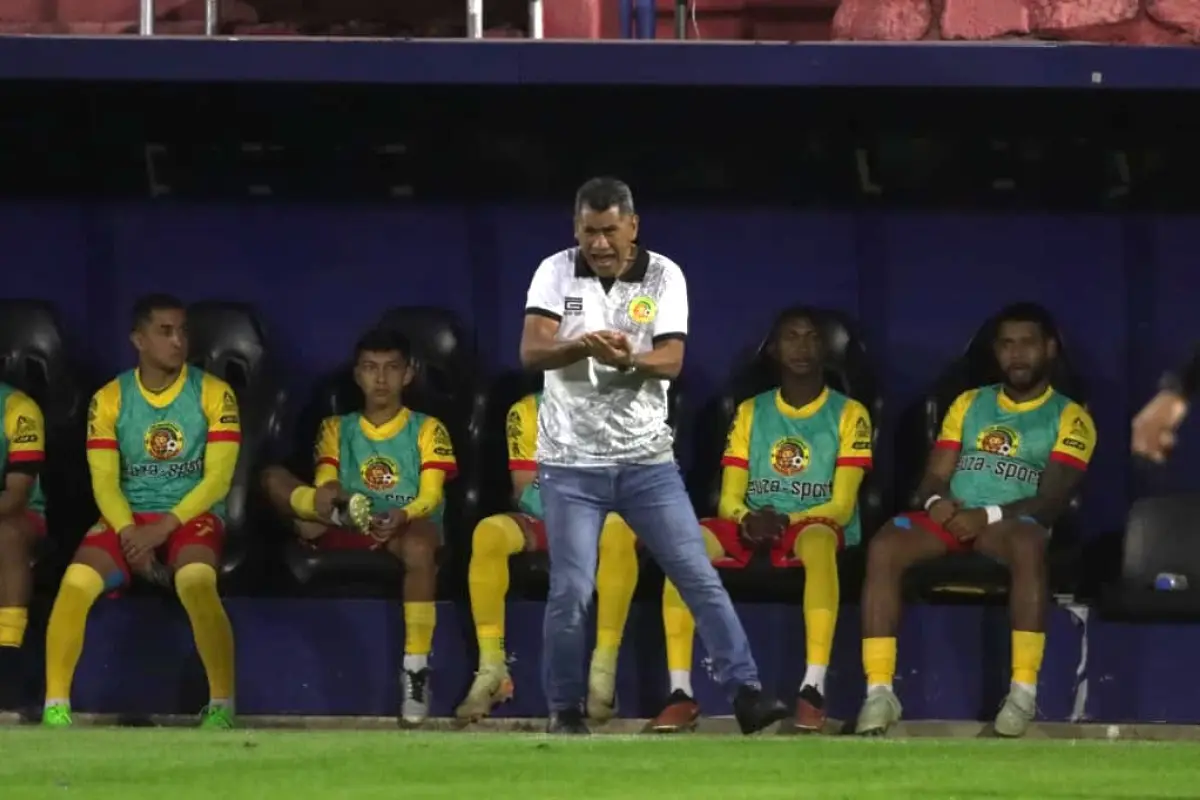 Leonel Noriega dirigiendo a Marquense ante Municipal 