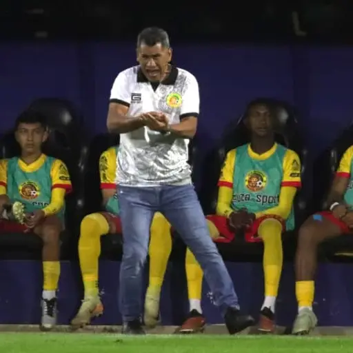 Leonel Noriega dirigiendo a Marquense ante Municipal 