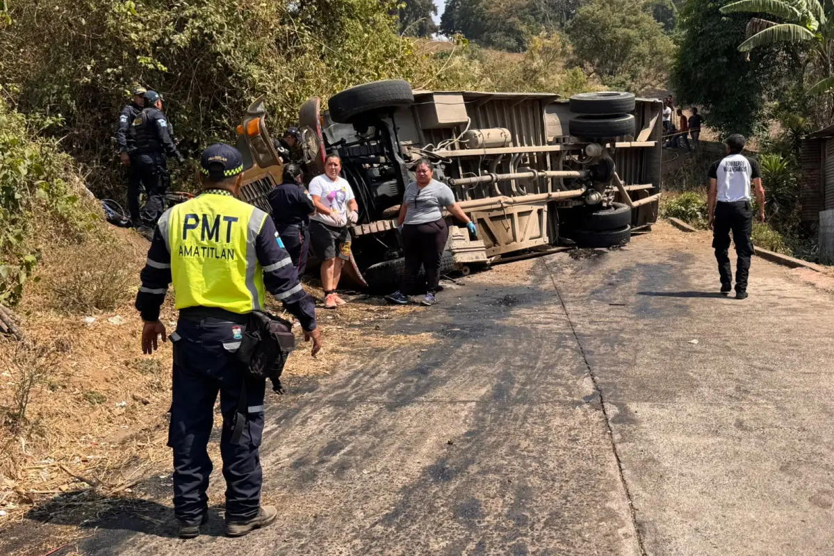El autobús que trasladaba estudiantes volcó en un sector de Amatitlán., Juan Carlos Chanta/EU