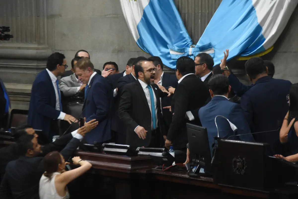 Algunos diputados dejaron sus curules y se acercaron al área de junta directiva para expresar sus opiniones durante la sesión del jueves, 5 de marzo de 2026, en el Congreso., Omar Solís/Emisoras Unidas