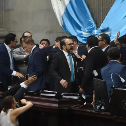 Algunos diputados dejaron sus curules y se acercaron al área de junta directiva para expresar sus opiniones durante la sesión del jueves, 5 de marzo de 2026, en el Congreso. ,Omar Solís/Emisoras Unidas