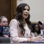 Trump cesa a la secretaria de Seguridad Nacional, Kristi Noemt