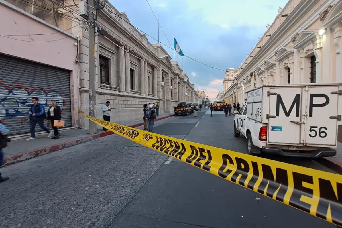 Personal fiscal cerró el paso frente al Congreso para realizar una diligencia mientras se realiza la sesión en la que se elige a magistrados a la CC., Foto Omar Solís
