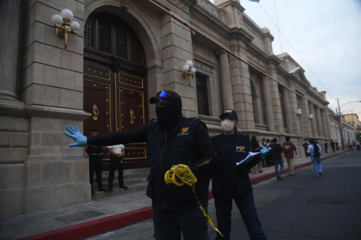 La fiscalía realiza una inspección ocular frente al Congreso., Foto Omar Solís
