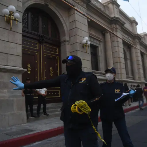 La fiscalía realiza una inspección ocular frente al Congreso. ,Foto Omar Solís
