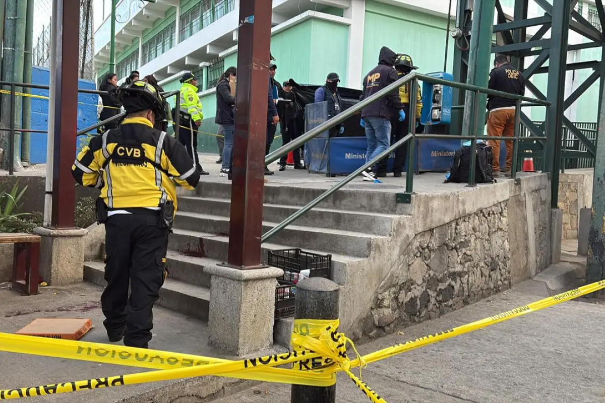 Escena del crimen en Km. 28 de ruta Interamericana, donde murió una persona y otra resultó herida., Bomberos Voluntarios