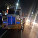 Tráiler averiado causa congestionamiento en la calzada Aguilar Batrest