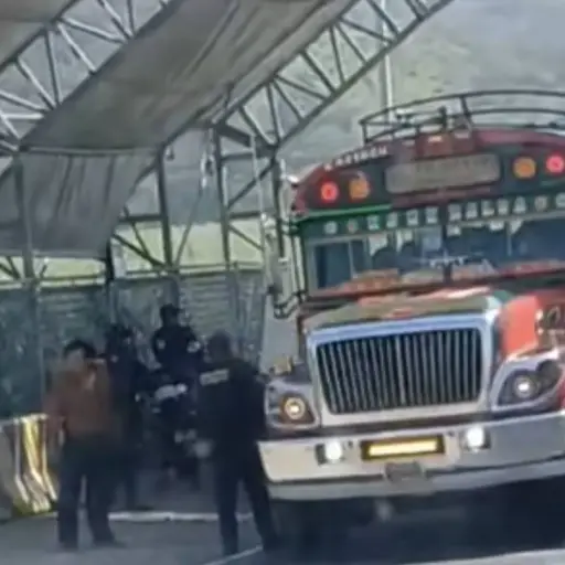 Tras asalto a bus extraurbano, autoridades montan operativo. ,Captura de pantalla video de X.
