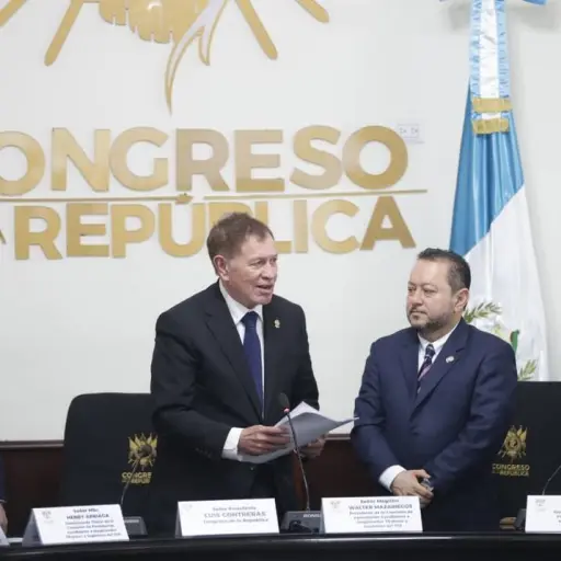 Luis Contreras, presidente del Congreso, al momento de recibir la nómina de aspirantes a magistrados del Tribunal Supremo Electoral - TSE - elaborada por la comisión de postulación presidida por Walter Mazariegos, rector de la Usac. ,Congreso/archivo