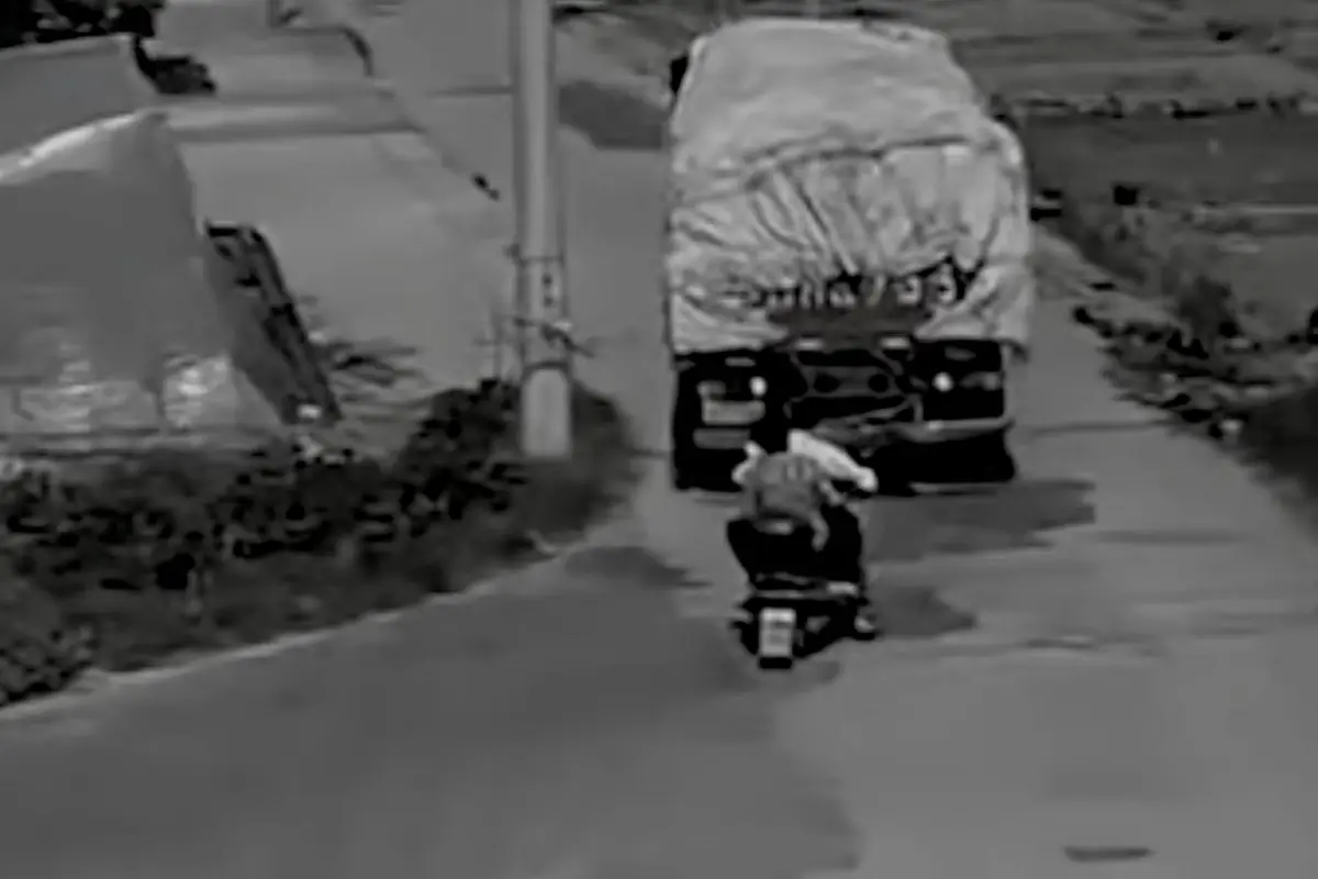 Video revive el momento en que tráiler en reversa arrolló a motociclista y su acompañante. , Captura de pantalla video de X.