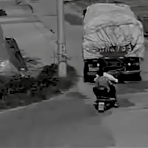 Video revive el momento en que tráiler en reversa arrolló a motociclista y su acompañante.  ,Captura de pantalla video de X.