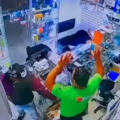 Asalto en negocio captado en video. ,Captura de pantalla video de X.