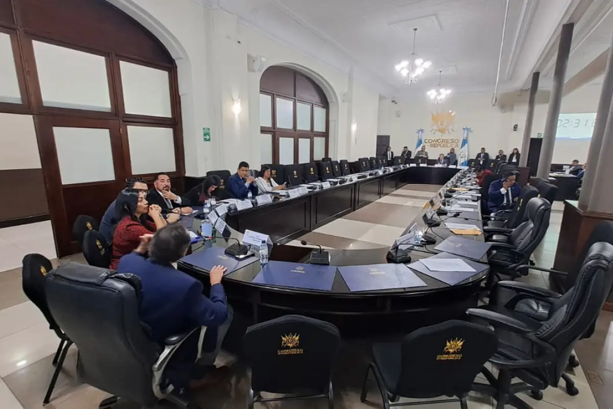 Con un número reducido de diputados al final de la tarde, los aspirantes hicieron su exposición. , Foto Omar Solís