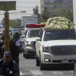 Integrantes del Ejército Mexicano custodian una carroza fúnebre que transporta los restos de Nemesio Oceguera Cervantes, alias el El Mencho\