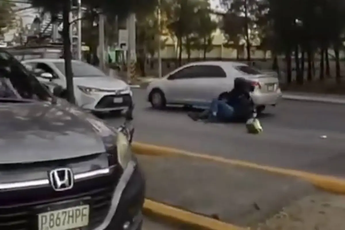 Motoristas protagonizan riña en la calzada San Juan., Captura de pantalla video de X.