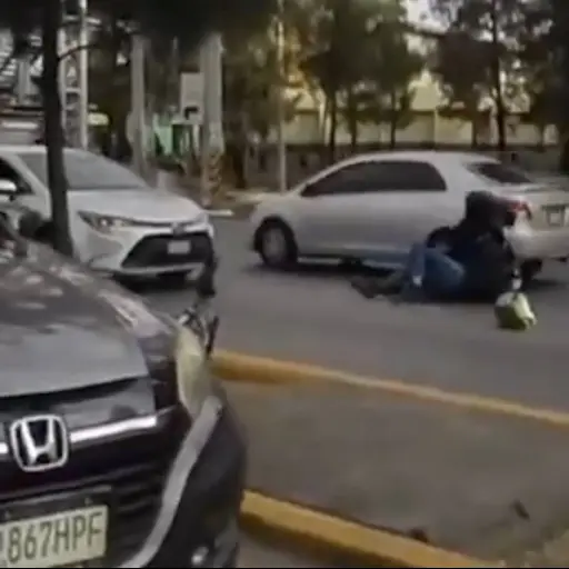 Motoristas protagonizan riña en la calzada San Juan. ,Captura de pantalla video de X.