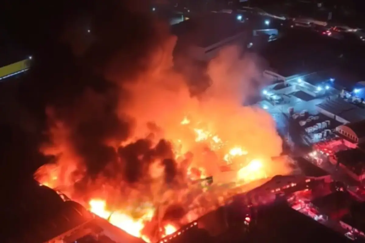 Feroz incendio arrasa tres bodegas en parque industrial de Amatitlán., Captura de pantalla video de X.