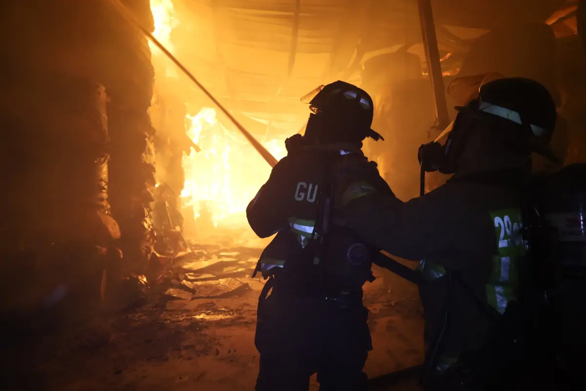 Bomberos trabaja para combatir el incendio en el complejo industrial ubicado en Km. 30 de ruta al Pacífico., Bomberos Voluntarios