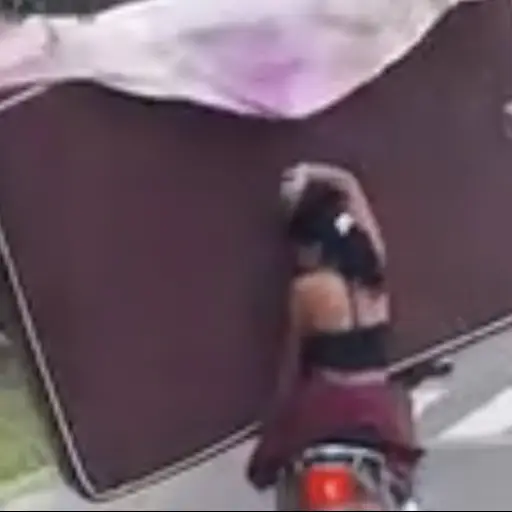 Captan en video arriesgado traslado de colchón sobre una moto. ,Captura de pantalla video de X.