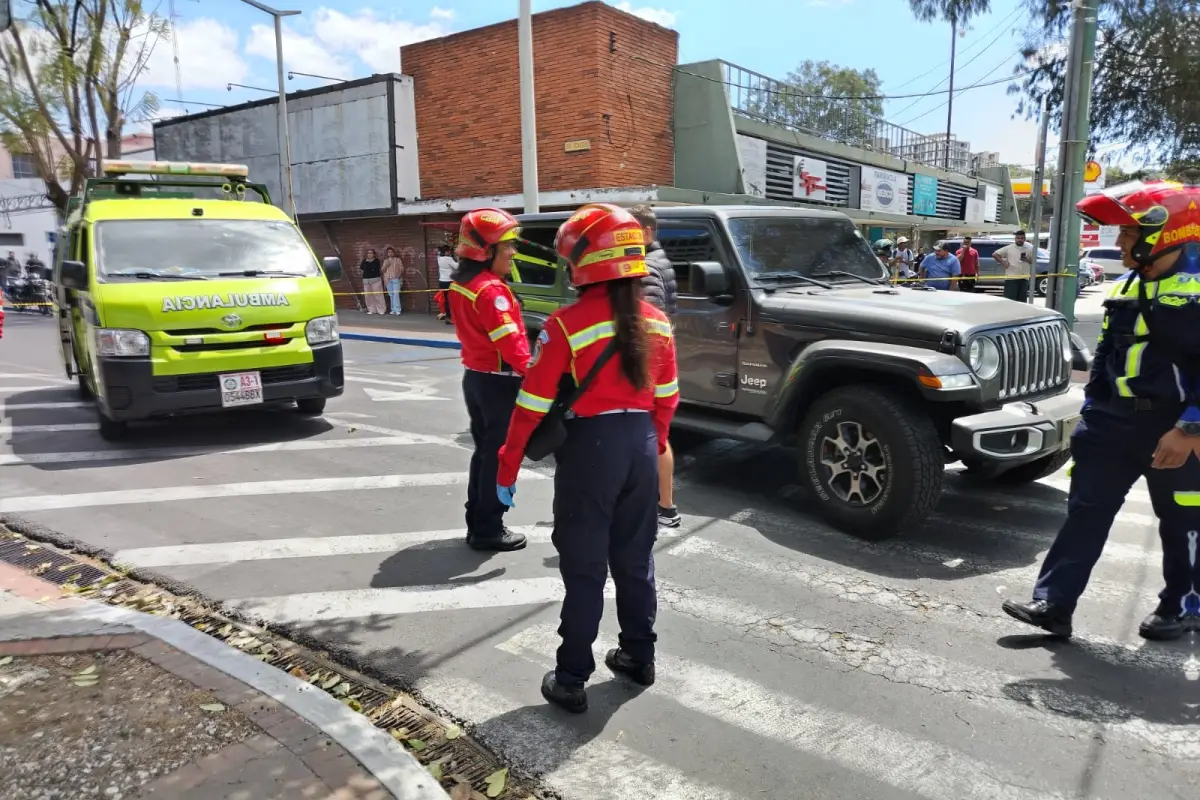 Vehículo donde viajaban las víctimas del ataque armado ocurrido el martes, 3 de marzo de 2026, en la zona 9 capitalina., Bomberos Municipales